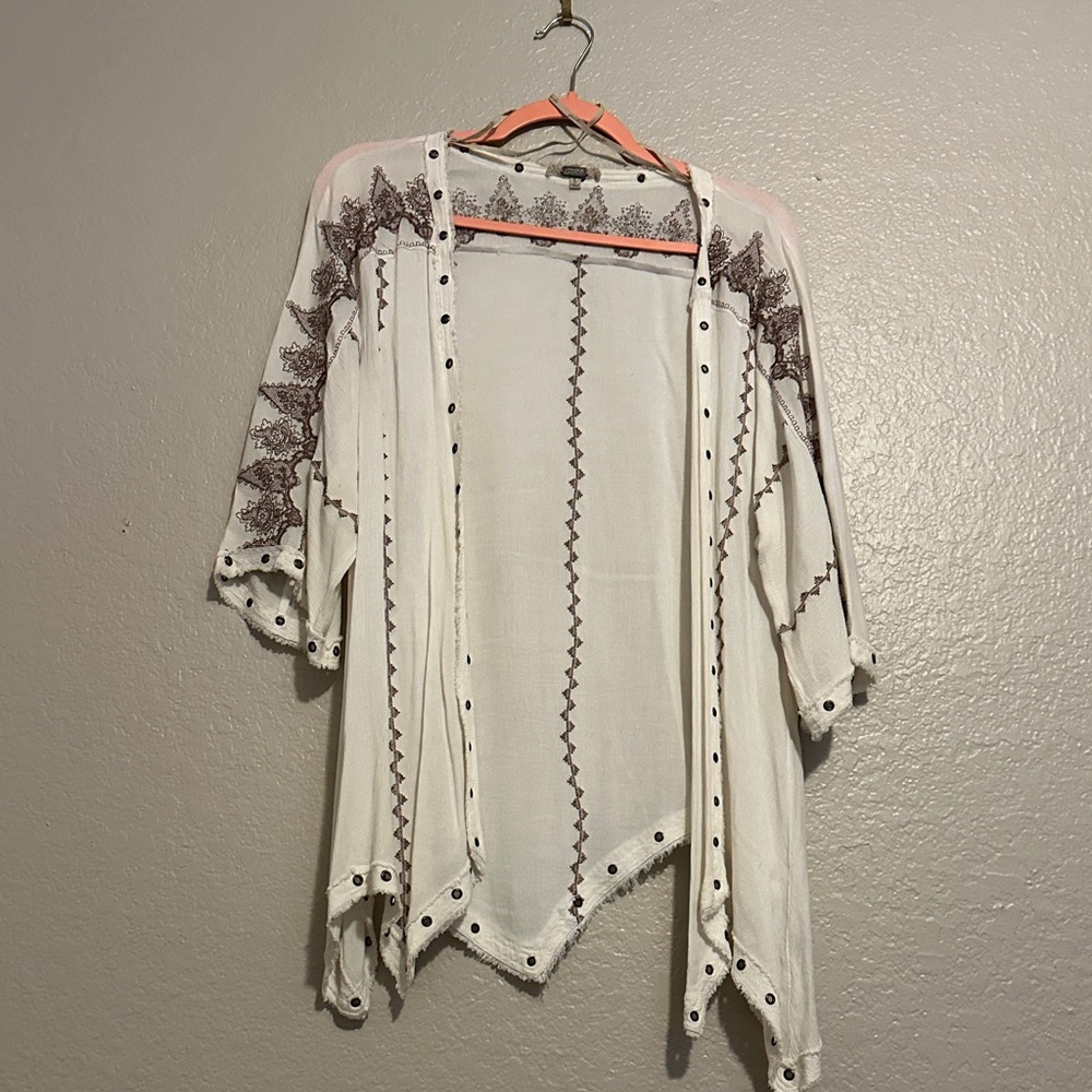 Gimmicks by BKE Cream and Brown Kimono